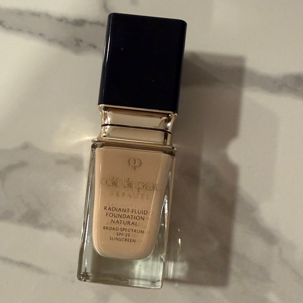 Clé de Peau Radiant Fluid Foundation Natural SPF 25